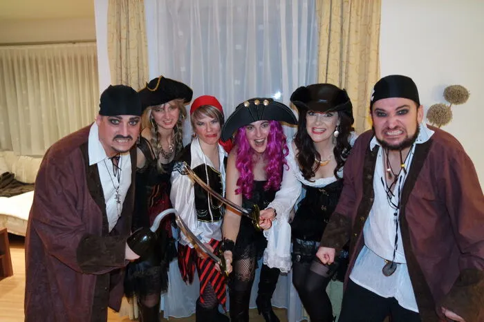 oder Piratenbande, der Gruppe gehen die Ideen nie aus. "Uns allen fehlt der Fasching und ich hoffe, dass wir 2022 wieder die ,Sau' rauslassen können", schrieb uns Knapp.