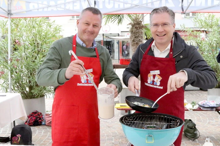 Mit einem Koch-Duell (Bürgermeister Martin Kulmer, Landtagsabgeordneter Günter Leikam, von rechts) ging der Informationstag am Hauptplatz zu Ende. 