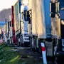 Auf der Suche nach möglichen Erklärungen für den Stau stößt man schnell auf Berichterstattung über Proteste polnischer Bauern und Lkw-Fahrer an der Grenze. (Foto vom 24. November 2023)