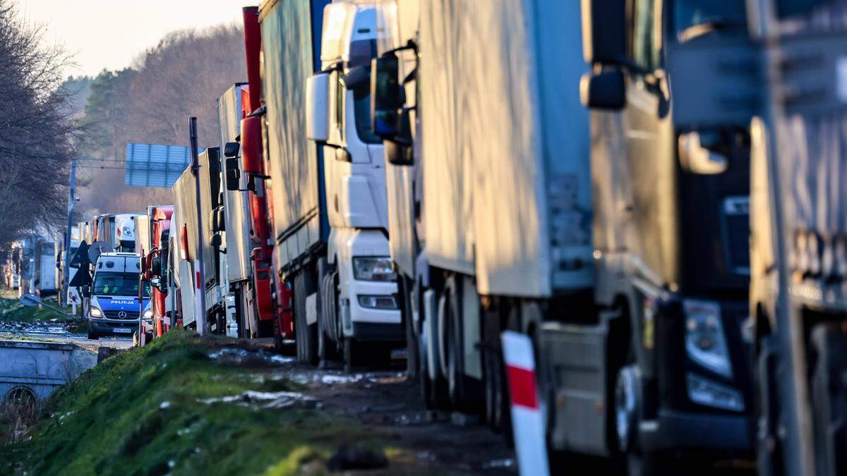 Auf der Suche nach möglichen Erklärungen für den Stau stößt man schnell auf Berichterstattung über Proteste polnischer Bauern und Lkw-Fahrer an der Grenze. (Foto vom 24. November 2023)