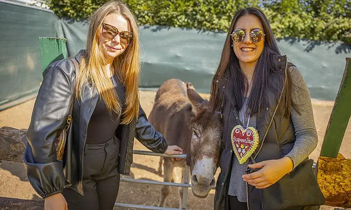 Vanessa Kreuzer und Nicole Obermüller fütterten Esel