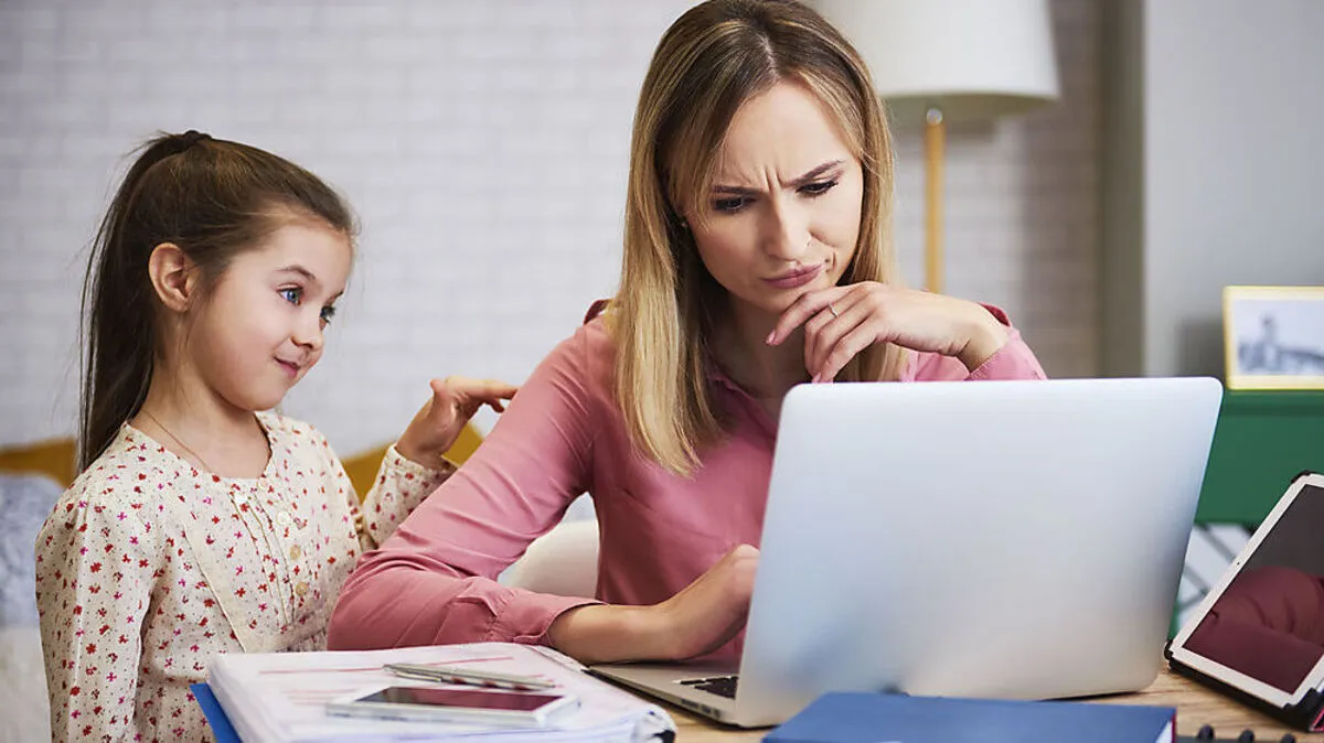 Deine Eltern müssen gerade daheim arbeiten? Überlegt gemeinsam, wann gearbeitet wird und wann es Pausen gibt