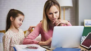 Deine Eltern müssen gerade daheim arbeiten? Überlegt gemeinsam, wann gearbeitet wird und wann es Pausen gibt