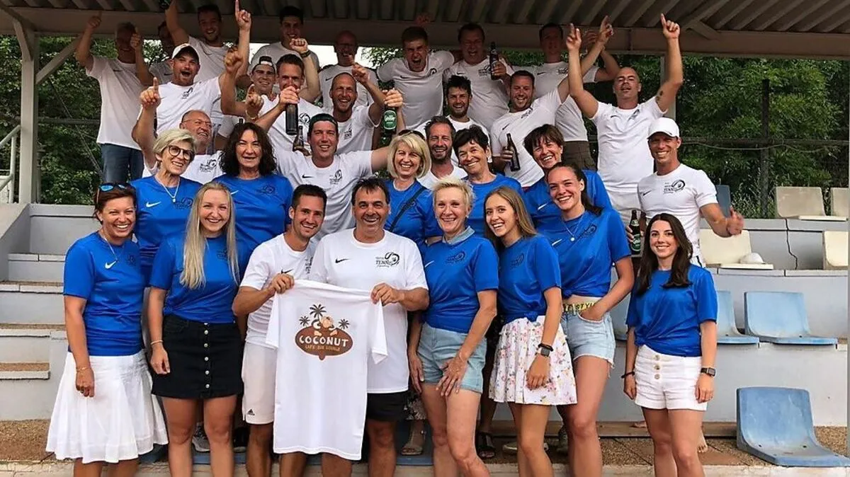 Jubel bei den Aufstiegsfeierlichkeiten beim TUS Spielberg (1. Reihe Mitte Obmann Andreas Plocher)