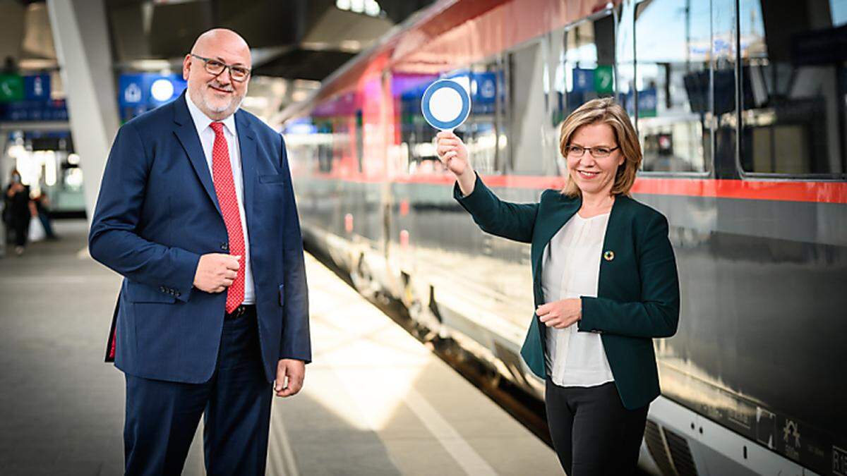 Ministerin Gewessler verweist auf den Zug als klimaneutralere Alternative zum Auto. Die Krise hatte viele Menschen wieder aufs Auto umsteigen lassen.