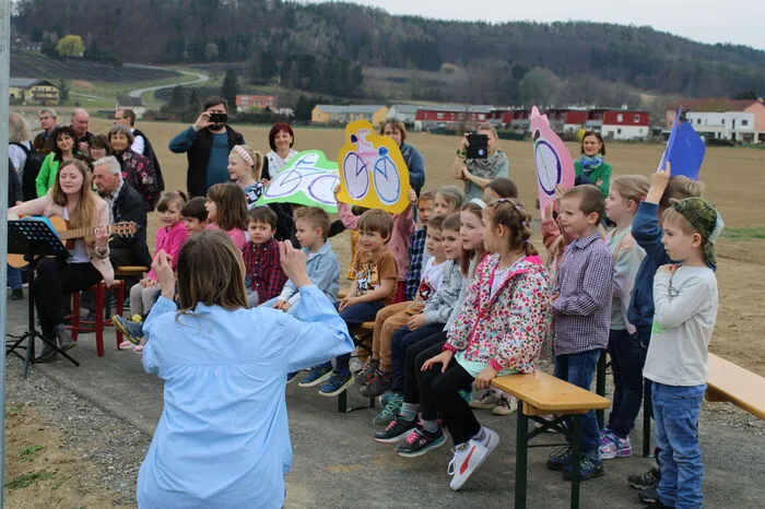 Auch die Kindergartenkinder stimmten musikalisch ein.