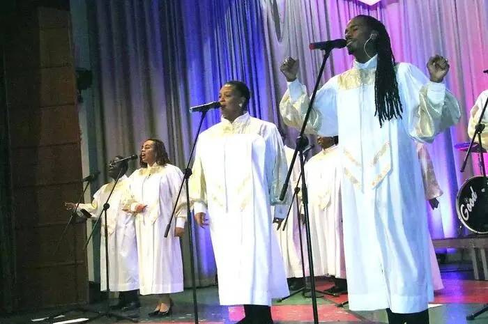 Acht einzigartige Stimmen, begleitet von drei Musikern, luden die begeisterten Besucher auf ihrer ganz persönlichen und unnachahmlichen Art zu einer Reise durch ein Jahrhundert der Spirutuals, Traditionals und Gospel ein.