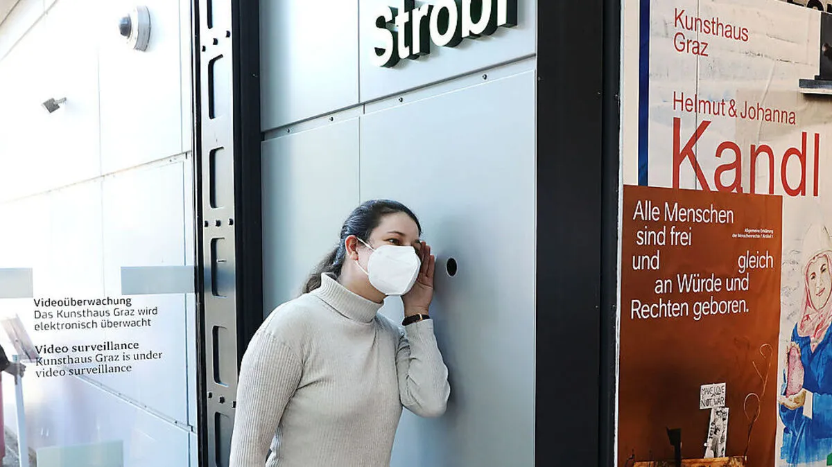 Leuchtschrift, Soundinstallation, Plakatserie: Denkmal für Helmut Strobl im Foyer des Grazer Kunsthauses 	 