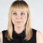 Das Model zeigt es vor: Ein Punkt im Gesicht, um auf Hautkrebs aufmerksam zu machen