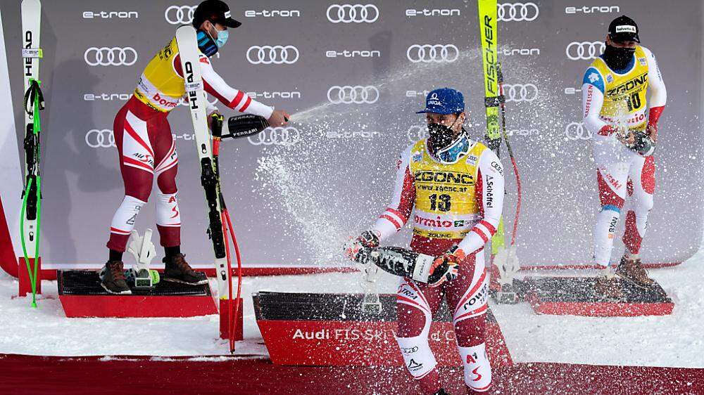 Mayer und Kriechmayr freuen sich mit dem drittplatzierten Schweizer über den Doppelsieg
