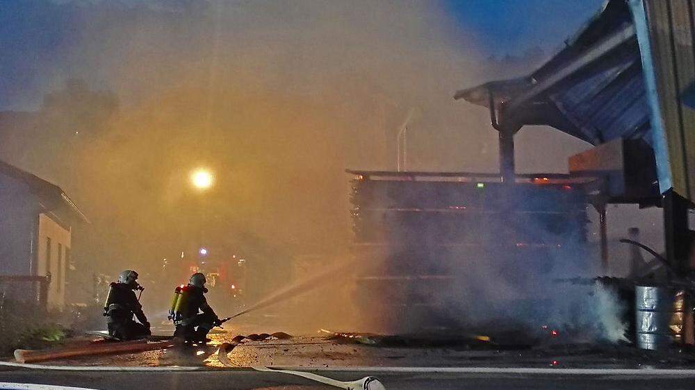 212 Feuerwehrmänner kämpften beim Großbrand in Unterfladnitz mit 34 Fahrzeugen gegen die Flammen