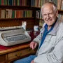 Heinz Bachmann vor der Schreibmaschine seiner Schwester