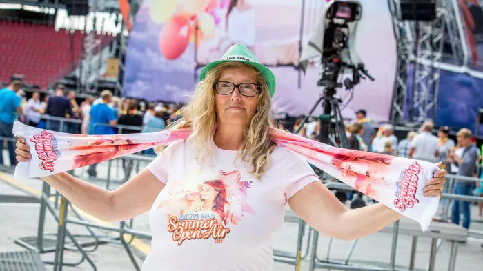 Beste Stimmung bei den Fans von Andrea Berg. Viele waren sehr gut ausgerüstet mit T-Shirts und Schals.