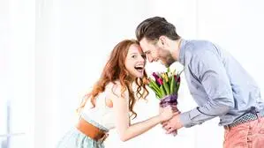 Immer häufiger schenken auch Frauen ihren Männern Blumen