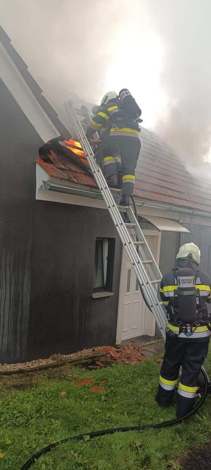 Die Feuerwehrleute bekämpften den Brand unter Einsatz von schwerem Atemschutz