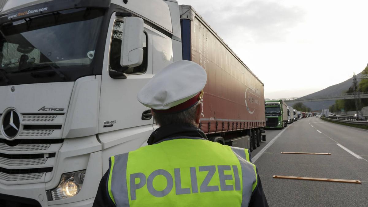 Ein mangelhafter Lkw weniger auf Österreichs Autobahnen (Symbolbild)