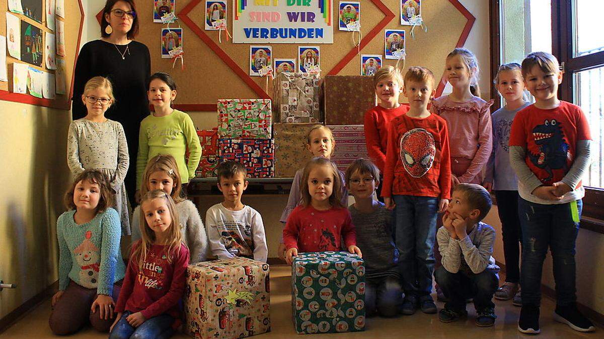 Auch die Volksschüler in Kapfenstein haben Weihnachtspäckchen verpackt