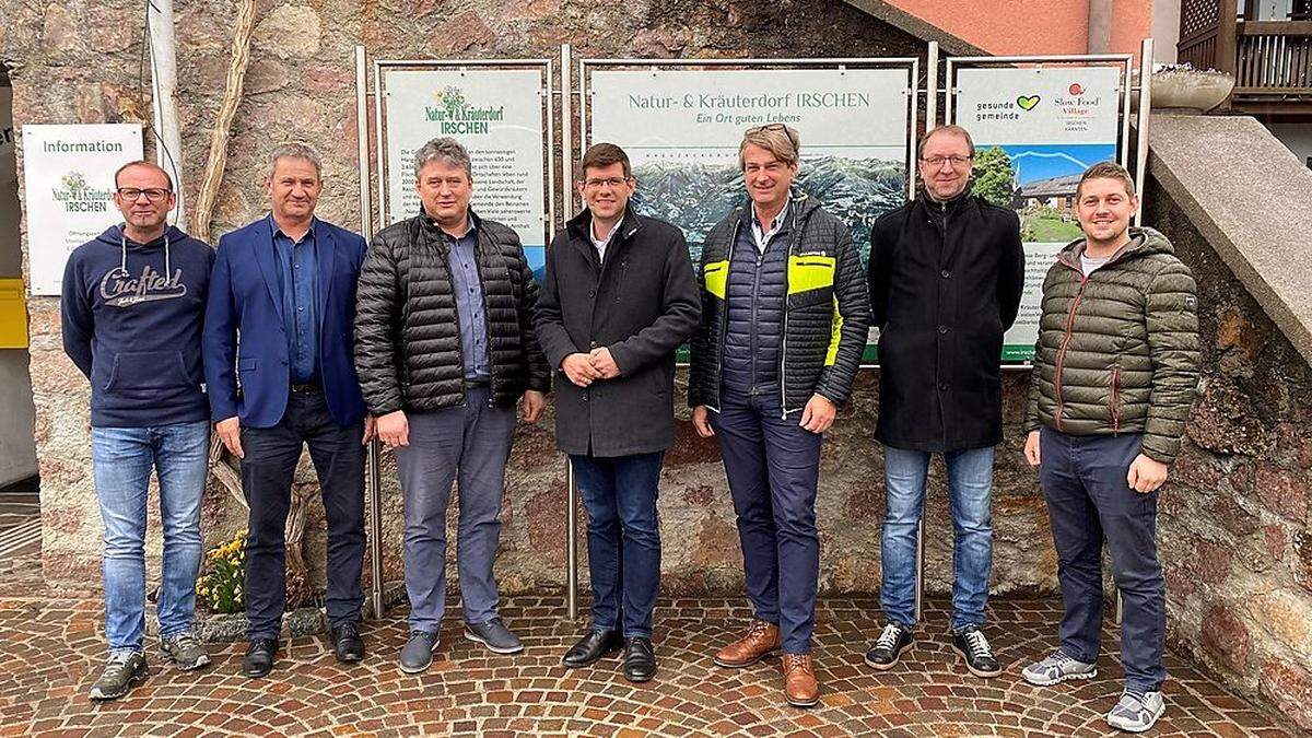 Bürgermeister Manfred Dullnig (3.v.l.), Landesrat Martin Gruber (Mitte), LAG-Regionalmanager Gunther Marwieser (3.v.r.), Vizebürgermeister Peter Sommer (2.v.r.) und Vizebürgermeister Dominik Tiefnig (ganz rechts)