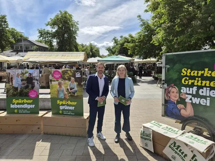 Judith Schwentner und Timon Scheuer präsentieren die grünen Sujets für die Graz-Wahl