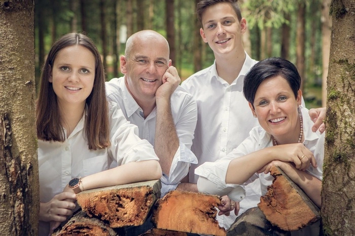 Das Restaurant der Familie Leitner in Greifenburg liefert das Muttertagsmenü auch bis vor die Haustüre, es gibt Spargel, Rinderrücken, Fisch und Schokomousse. In der Leitners Grillbox gibt es mariniertes Fleisch, Salate und mehr für den Grillmeister zu Hause. Gasthof Leitner, Tel. (04712) 344