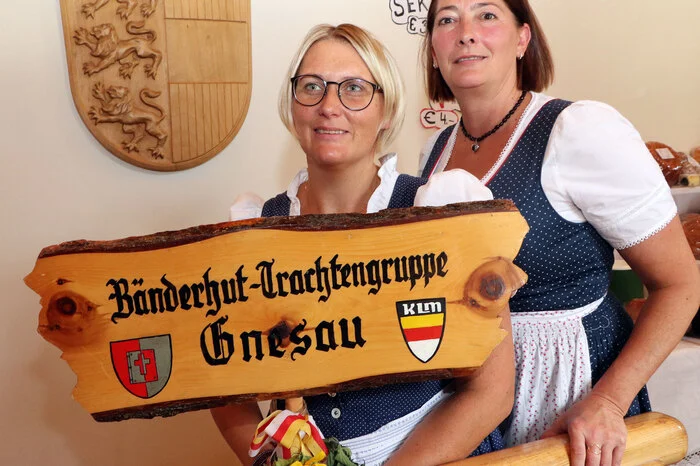 Anlässlich 40 Jahre Bänderhuttrachtengruppe Gnesau findet 
am Samstag, 16. 11. 2024, ein „Trachtenball“ im Kultursaal Gnesau statt.
Am Foto von links die Obfrau Christina Wartbichler mit ihrer Stellvertreterin Elisabeth Niederbichler.

