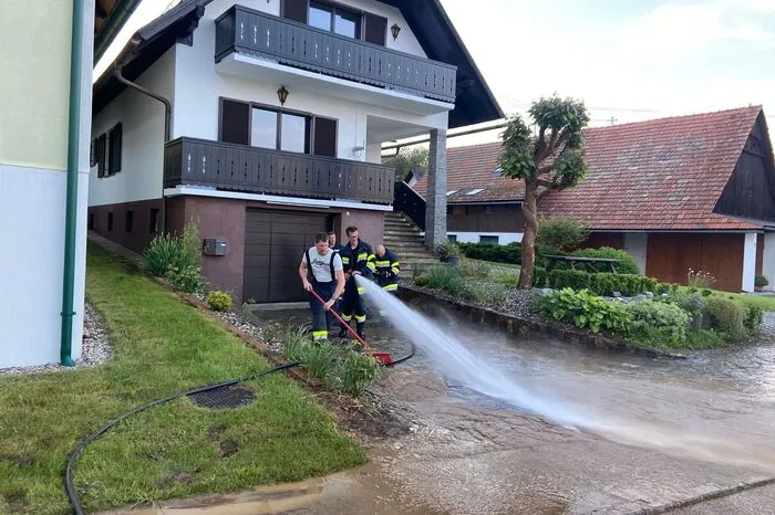 „Mit Schmutzwasserpumpen wurden Keller ausgepumpt, mit Tanklöschfahrzeugen und Traktoren Gemeindestraßen gereinigt“, berichtet ABI Josef Heinzl von der Freiwilligen Feuerwehr Grünberg-Aichegg.