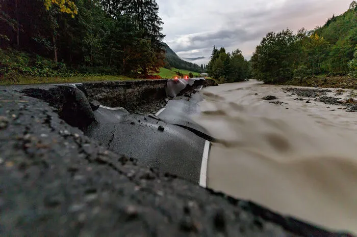 Die Glemmtaler Landesstraße (L111) war zum Teil unpassierbar. Im Abschnitt zwischen Saalbach und Hinterglemm wurde die Straße auf einem rund 50 Meter langen Abschnitt von den Fluten weggerissen
