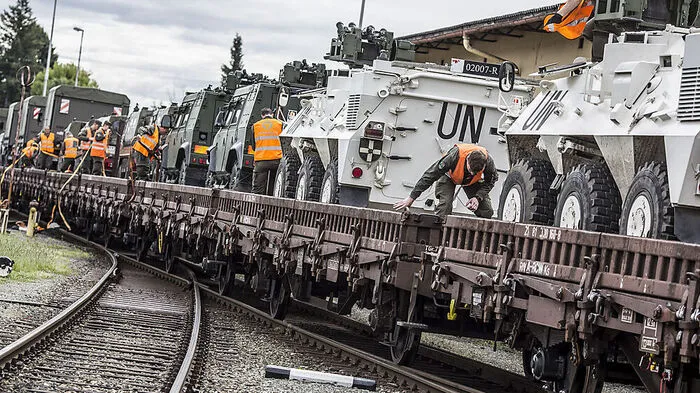 Sechs Züge transportieren Panzer und andere Fahrzeuge