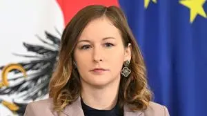 ABD0045_20251113 - WIEN - ÖSTERREICH: Integrationsministerin Claudia Plakolm (ÖVP) am Donnerstag, 13. November 2025, anl. der PK "'Werte und Orientierung' im neuen Integrationsprogramm" im Bundeskanzleramt in Wien. - FOTO: APA/HELMUT FOHRINGER