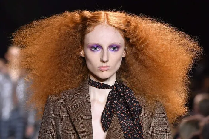 Toupiertes Krepphaar ergänzte den Look.