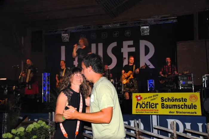 Dieser Einladung folgten nicht nur Ortsansässige. Junge oder Junggebliebene, Freunde der Feuerwehr oder einfach an Gesellschaft Interessierte trafen sich zu feiern. In der fast restlos ausverkauften Kulmblickhalle sorgte Felix Muhr auf seiner Steirischen Harmonika und die Erfolgsunterhaltungsband „Die Lauser“ für Stimmung. 