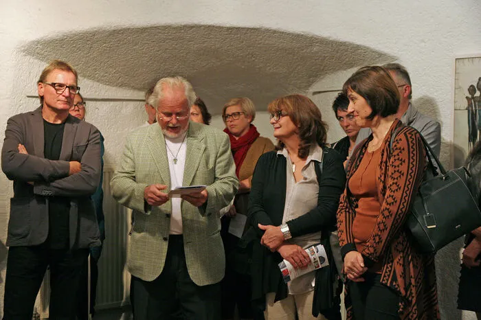 Albert Krajger stellte Künstler Albert Mesner (links) in einer zweisprachigen Einführung vor, Herlinde Sander, Obfrau des Völkermarkter Kunstvereins "Art 13" begrüßte als Veranstalterin die Besucher und Vizebürgermeisterin Edeltraud Gomernik-Besser (rechts) eröffnete die Ausstellung.