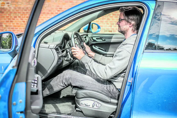 Sogenannte Liegepositionen mögen auf den ersten Metern bequem wirken und cool aussehen. Je aufrechter man jedoch sitzt, desto weniger ermüdet man. Daher gilt grundsätzlich: Die Lehne so senkrecht wie möglich einstellen. Erst dann die Lordosenstütze an die eigene Anatomie anpassen.