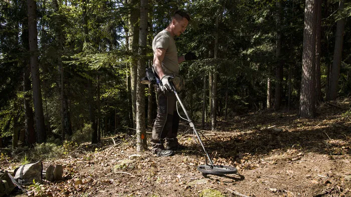 Mit Metalldetektoren wird nach den vorhandenen Aufzeichnungen nach den bestatteten Soldaten gesucht