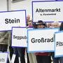 Protest vor den Fusionen.