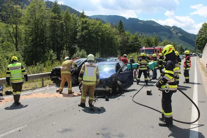 Drei Personen wurden leicht verletzt, die Pkw-Lenkerin aus Salzburg und die Beifahrerin eines der beteiligten Fahrzeuglenker erlitten schwere Verletzungen.