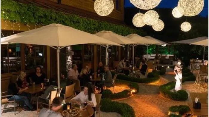 Trattoria Nicoletta, Treffner Straße 100, 9500 Villach Wer schon einmal in Villachs Trattoria und Pizzeria Nicoletta eingekehrt ist, weiß den dortigen Freiluftbereich zu schätzen. Vor allem die hängenden Lampions verwandeln den Gastgarten nachts in ein atmosphärisches Lichterspiel.