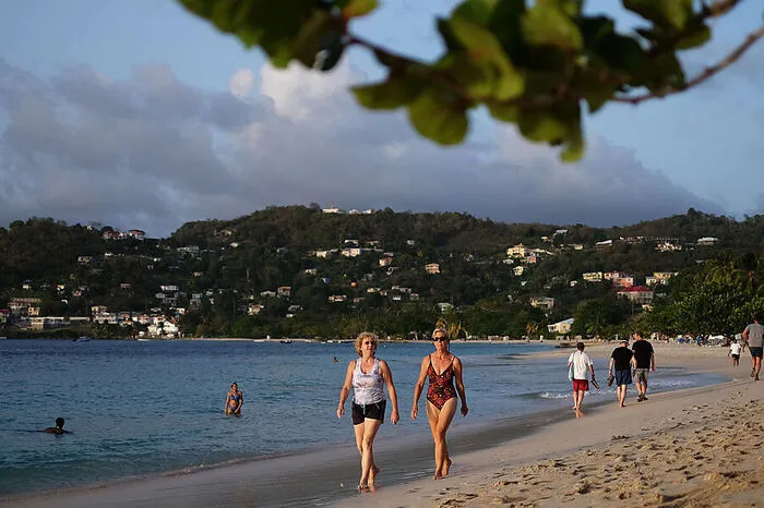 Der nächste Karibikstaat auf der schwarzen Liste ist Grenada. Als ehemalige britische Kolonie ist auch hier die britische Königin Elisabeth II das offizielle Staatsoberhaupt. Die Wirtschaft der Kleine-Antillen-Insel hängt stark vom Tourismus ab.