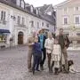 Familie Sommer am Rauterplatz in Feldkirchen: Von links: Manfred und Waltraud Sommer, Elisabeth und Christian Sommer, die Kinder Alexander und Elissa und Hund Sama 
