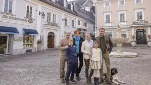 Familie Sommer am Rauterplatz in Feldkirchen: Von links: Manfred und Waltraud Sommer, Elisabeth und Christian Sommer, die Kinder Alexander und Elissa und Hund Sama 