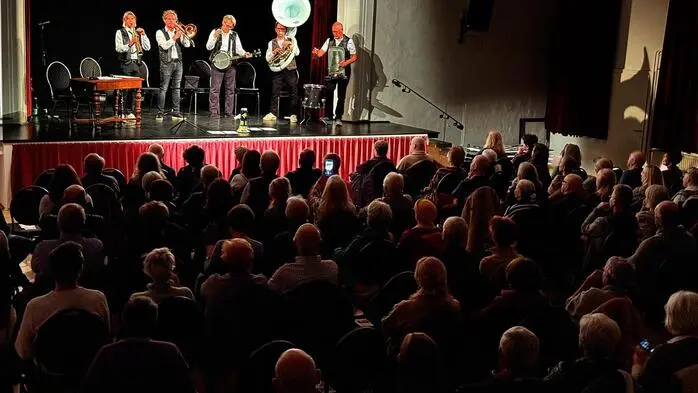 Ein Abend voller Krimis, Musik und schwarzem Humor.