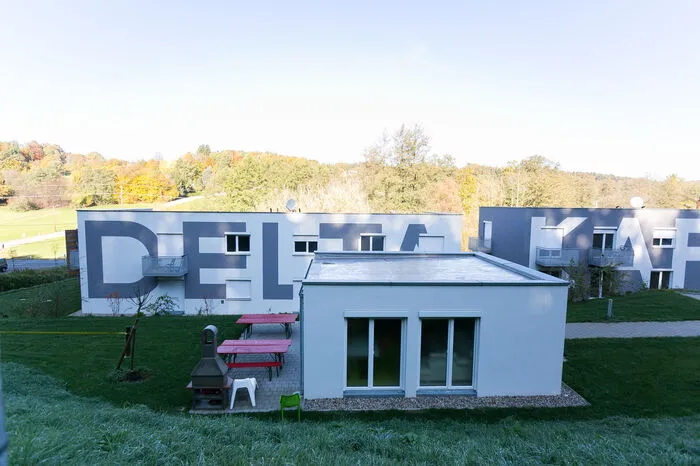 In den vier gleich konzipierten Baukörpern Alpha, Delta, Kappa und Omega sind 22 Wohneinheiten für je vier Bewohner untergebracht. Im Vorjahr wurde die Anlage eröffnet. Sie ist ausgebucht.