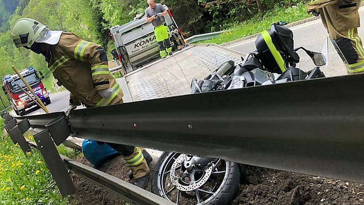 Die Freiwillige Feuerwehr St. Lorenzen musste die Fahrzeuge bergen.