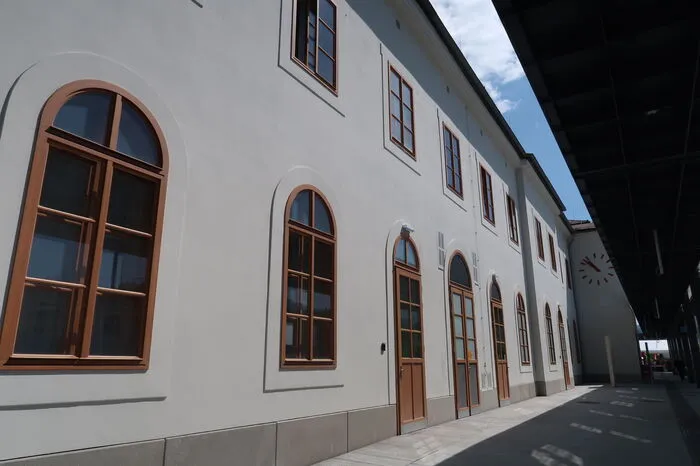 Die notwendige Infrastruktur für zukunftsgerichteten Bahnverkehr musste mit dem historischen Charakter des denkmalgeschützten Gebäudes vereinbart werden.