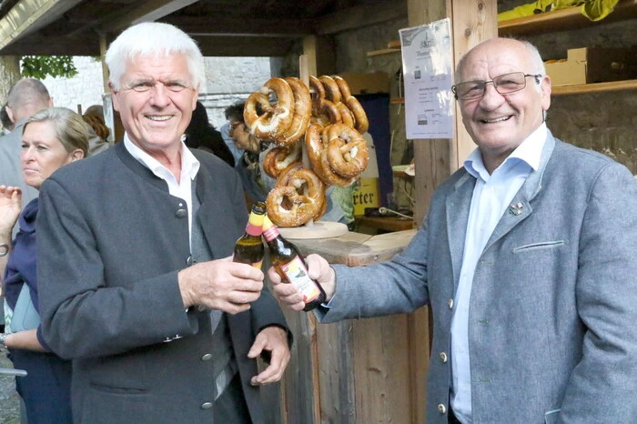 Am Petersberg gesichtet wurden neben zahlreicher Politprominenz unter anderen „Hausherr“ Bürgermeister Josef Kronlechner, Notar Christian Perchtold, Box-Europameister Joe „Tiger“ Pachler (am Foto rechts mit Mölblings Alt-Bürgermeister Franz Rainer), Hirter Bier-Geschäftsführer Klaus Möller, Schlossherr Constantin Staus-Rausch, Polizeiinspektionskommandant Günther Ratschnig, Mediziner Bruno Schmoliner, Apotheker Paul Hauser, Kabel TV-Geschäftsführer Michael Schabernig, Baumeister Bernhard Krause, „Bauer sucht Frau“-Kandidat Franz Schebath, „Anton aus Tirol“-Musiker Walter Schachner, Amtsleiterin Bettina Waidhofer, Schuldirektor Harald Klogger sowie die ehemaligen Bundesminister Matthias Reichhold und Elisabeth Sickl.