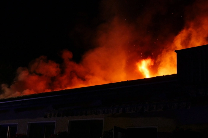 . Erst in den Morgenstunden konnte der Brand unter Kontrolle gebracht und ein Übergreifen auf das Wohnhaus verhindert werden.