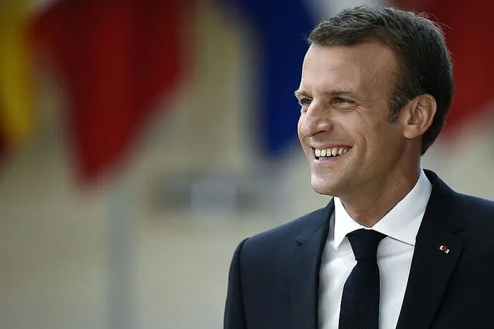 Es ist nicht leicht, aus Emmanuel Macron schlau zu werden. Einerseits gilt Frankreichs Präsident nach wie vor als Verbündeter Deutschlands und empört sich über die Zurückweisung von Flüchtlingsschiffen durch Italien, andererseits geht gerade Frankreich alles andere als zimperlich mit Migranten um - siehe Calais. Macrons Wort hat aber Gewicht.