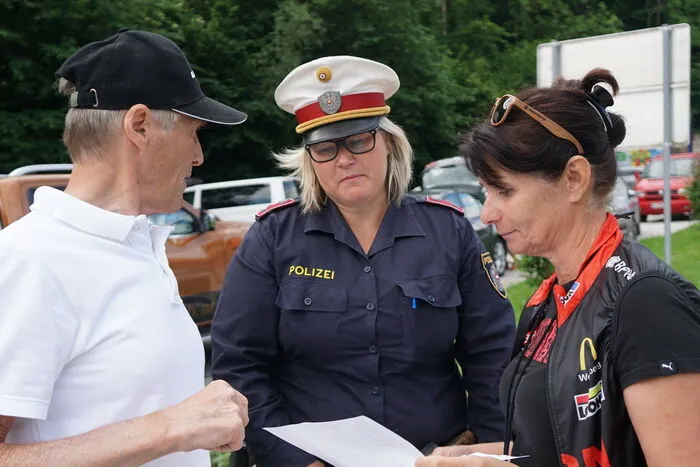 letzte Besprechung vor dem Start mit der Polizei