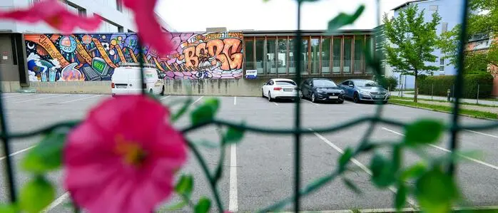 Am Zaun vor dem Borg-Schulgebäude erinnern immer noch Blumen, Kerzen, Gedenksprüche an die Tragödie vom 10. Juni 2025 