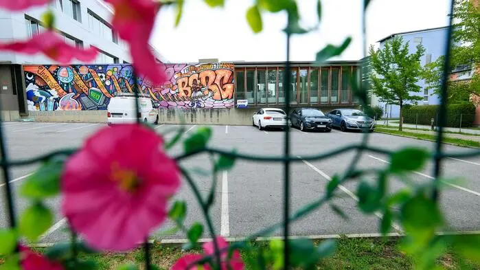 Am Zaun vor dem Borg-Schulgebäude erinnern immer noch Blumen, Kerzen, Gedenksprüche an die Tragödie vom 10. Juni 2025 